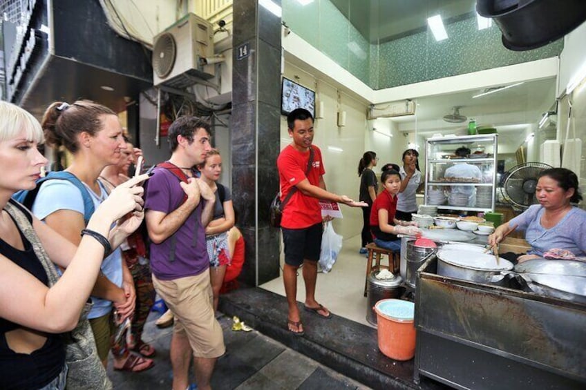 Hanoi Food Lovers Walking Tour: Street Food Experience with 5 Food Stops
