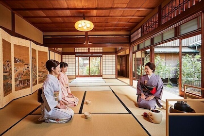 伝統ある京町屋で着物茶道体験（着物レンタル付き）