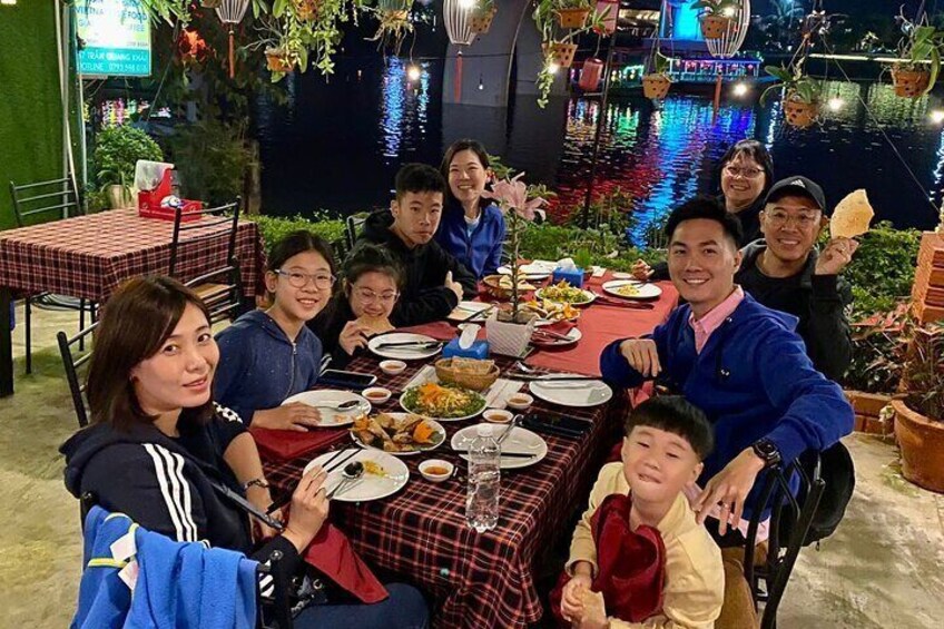 Eating dinner at a riverside restaurant 