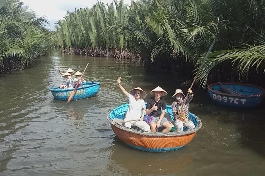 Fun ride on the round basket boat