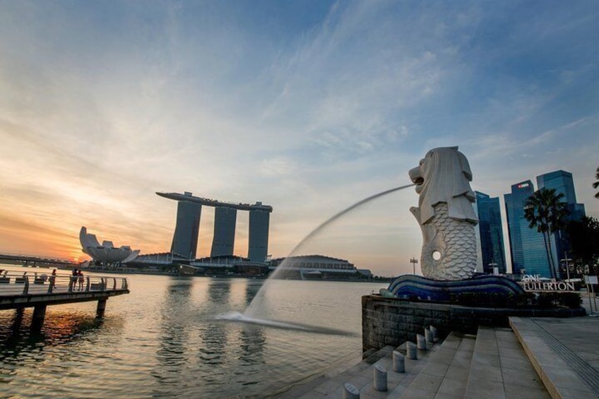 Soak in the view of Marina Bay at the Merlion Park