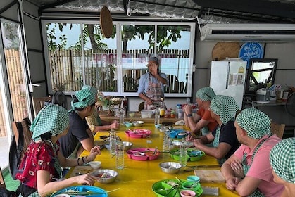 Lezione di cucina tailandese mezza giornata + tour del mercato locale + tou...