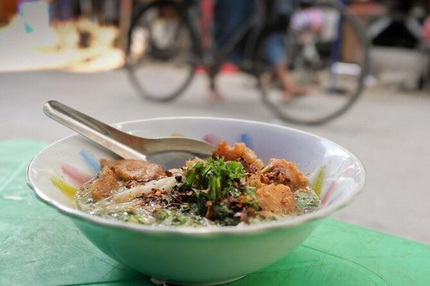 Join a Local for a Yangon Breakfast and Market Tour