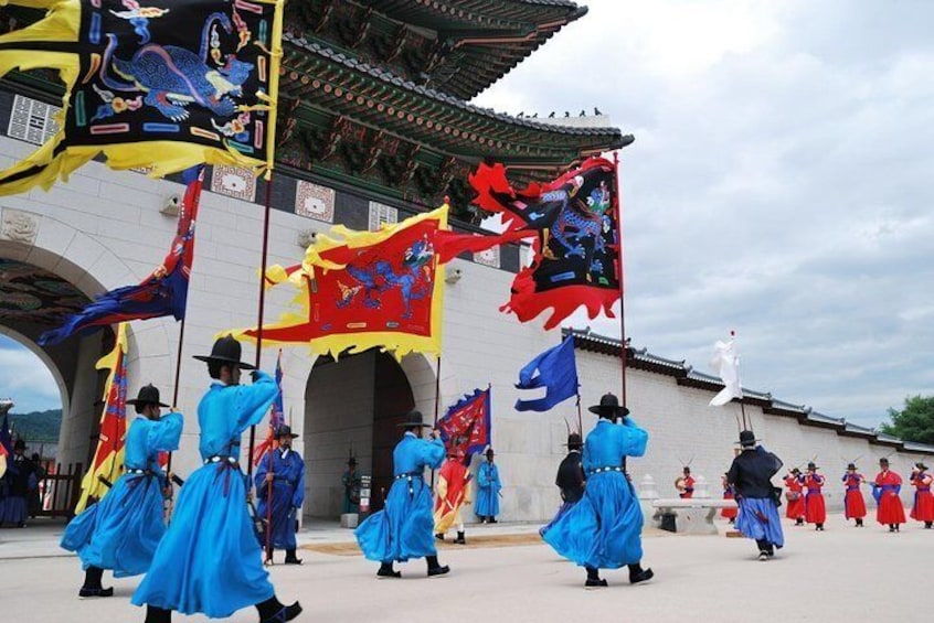 Korean Palace and Market Tour in Seoul Including Insadong and Gyeongbokgung Palace