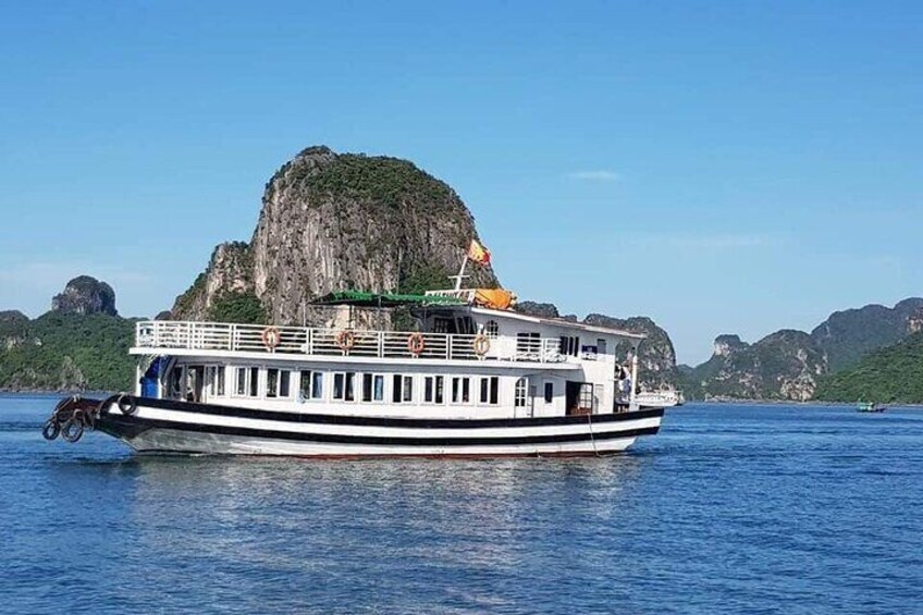 Halong bay cruise day boat