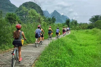 Private Half-Day Bike and Bamboo Raft Tour in Yangshuo
