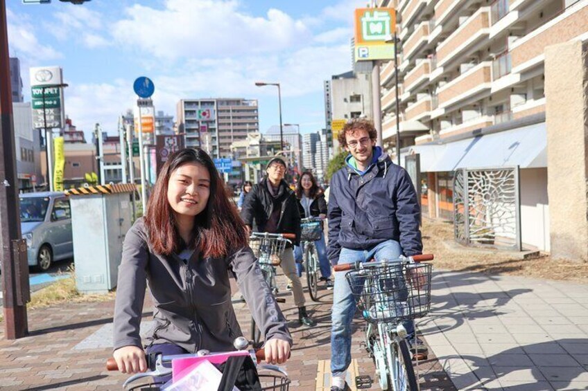 Osaka Bike Tour to the Neighborhood of Osaka Castle