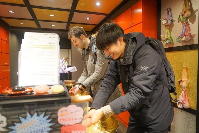 Nishiki Market Breakfast Walking Food Tour