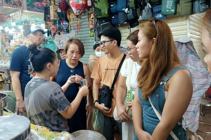 Chef Vu Cooking Class Plus Market Trip in Saigon Center (Pick up by Cyclo)