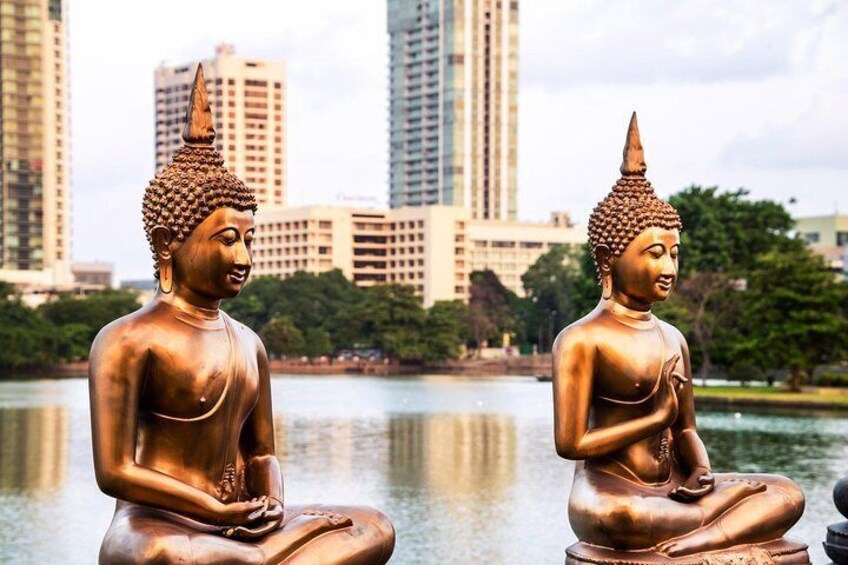 Gangaramaya temple buddha statue