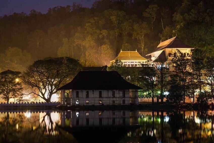 The View of Kandy Temple at night.