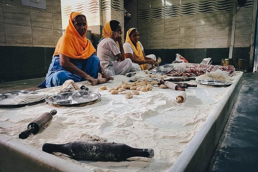 Visit behind-the-scenes at the 24-hour Sikh temple kitchen