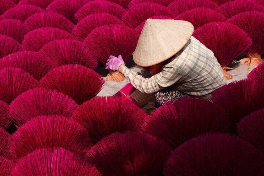 The incense sticks - Hanoi photography tours with Momentlives