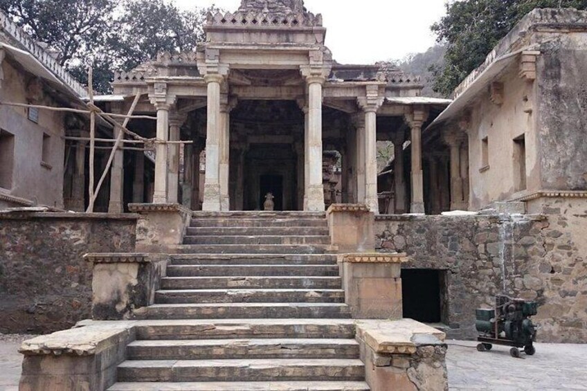 Guided Haunted Bhangarh Fort & Abhaneri Step Well's Tour With Dinner With Family