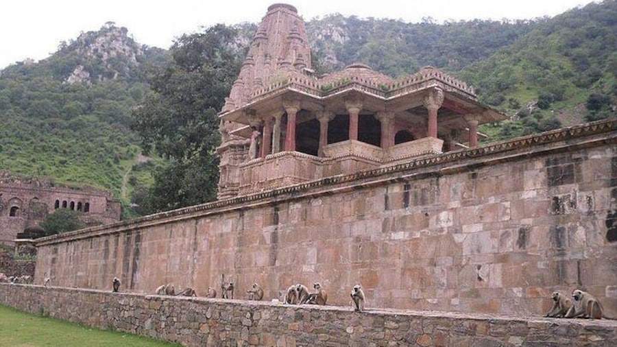 Guided Haunted Bhangarh Fort & Abhaneri Step Well's Tour With Dinner With Family