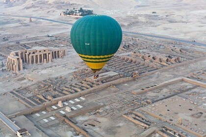 Geniet van heteluchtballon, Vallei der koningen, Hatshepsut-tempel in Luxor