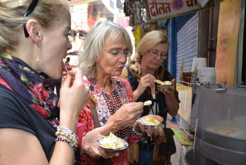 Half-Day Rickshaw Tour in Old Delhi with Street Food Tasting