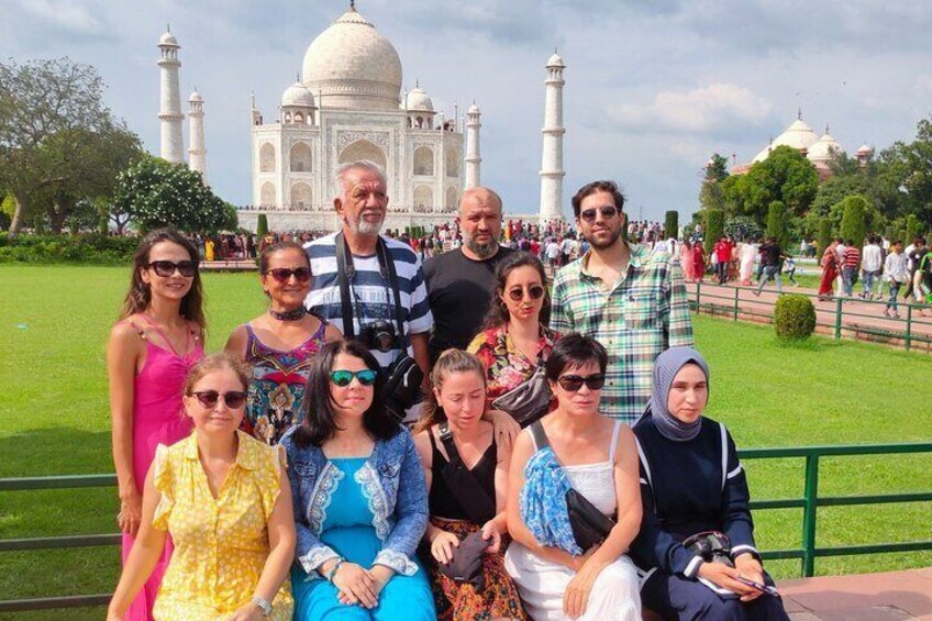 Group pic with Taj Mahal