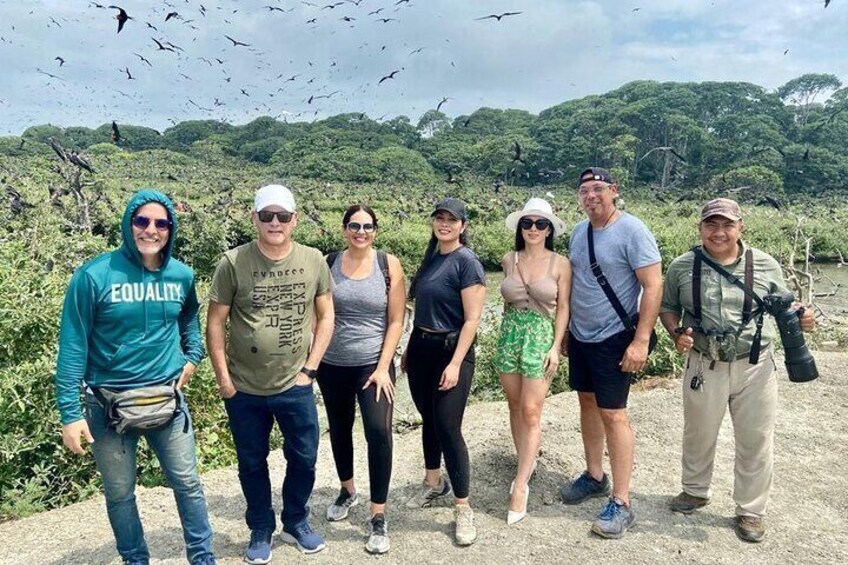 We share experiences, our goal is for you to have a closeness with nature and the traditions of a country. We visited the island of birds a beautiful place that houses a large number of birds in a