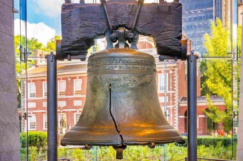 Liberty Bell in Philadelphia - History and Sightseeing Walking Tour