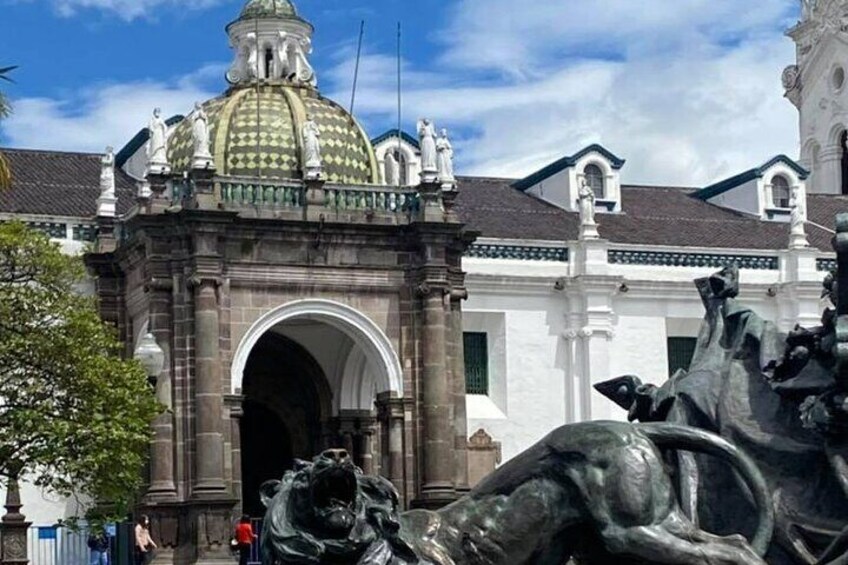 Private Day Tour of Quito and Middle of the World