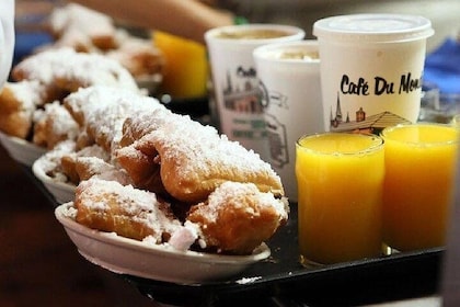 Recorrido histórico por el barrio francés con Cafe du Monde en Nueva Orlean...