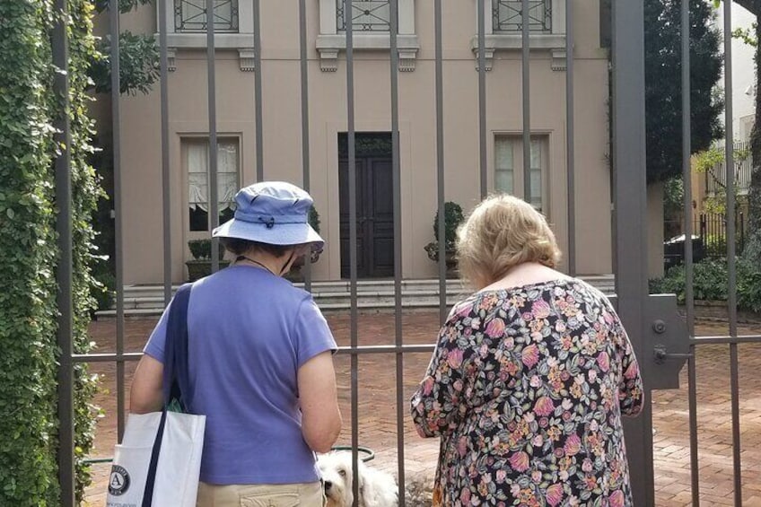 Glamorous Garden District & Lafayette Cemetery Tour