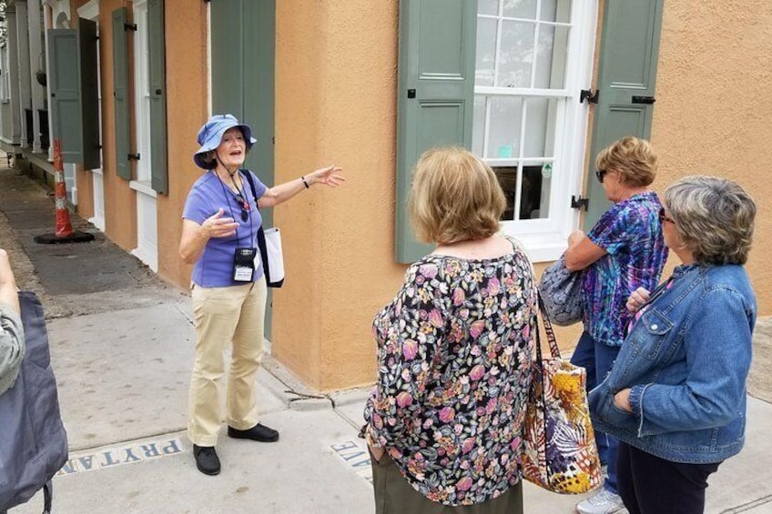 Glamorous Garden District & Lafayette Cemetery Tour