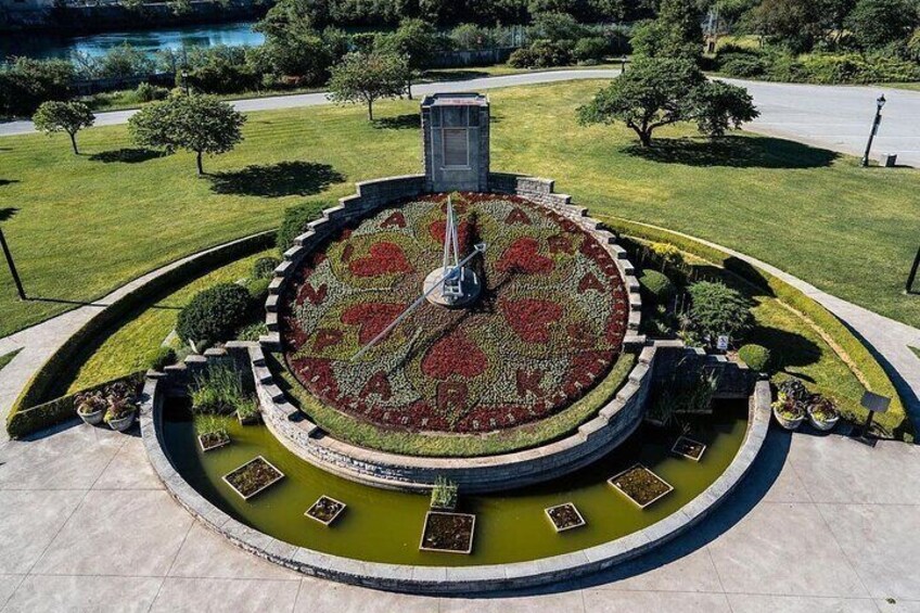 Enjoy a photo opportunity at the Niagara Falls floral clock!