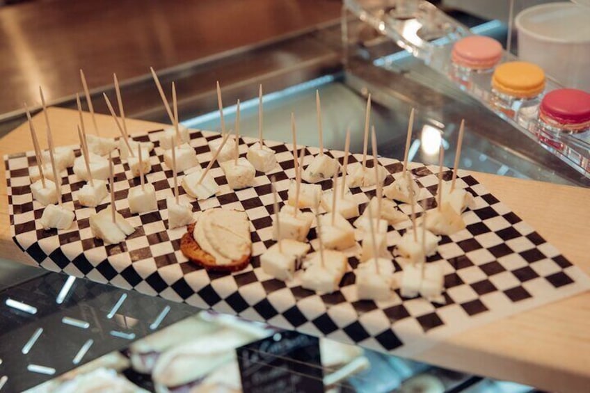 Old Montreal Food & Drink Tour by Local Montreal Food Tours