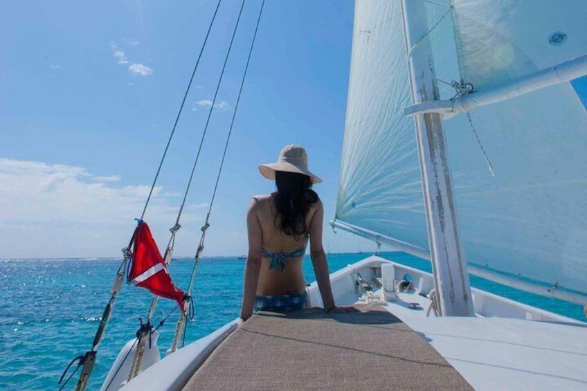 Relax aboard the Sirena Azul Sailboat