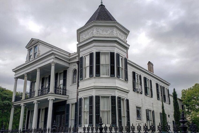 New Orleans Garden District Walking Tour Including Lafayette Cemetery No. 1