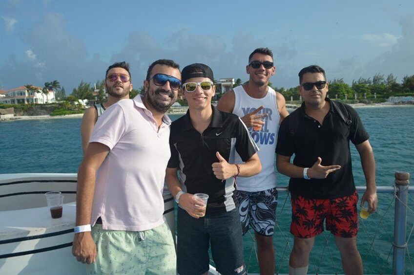 party with friends in cancun