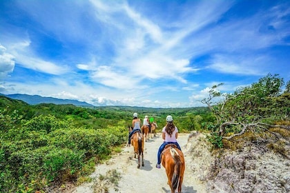 Vida Aventura Park in Guanacaste: tokkelbaantour, paardrijden en warmwaterb...