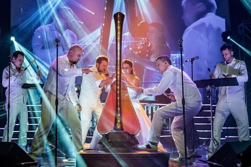 6 Humans 1 Harp!