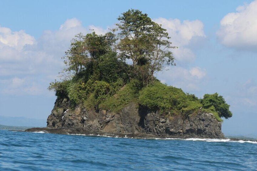 places near the coast of Manuel Antonio that you can only access by kayak