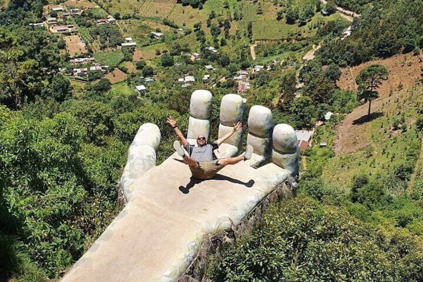 The hand of the colosso at Hobbitenango 