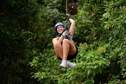 AMA Extreme 7 Zipline-kablar i Arenal ovanför vattenfallet La Fortuna