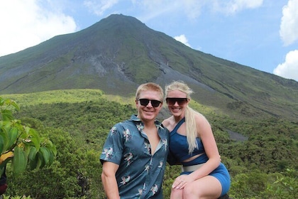 下午游览阿雷纳尔火山和天然温泉河