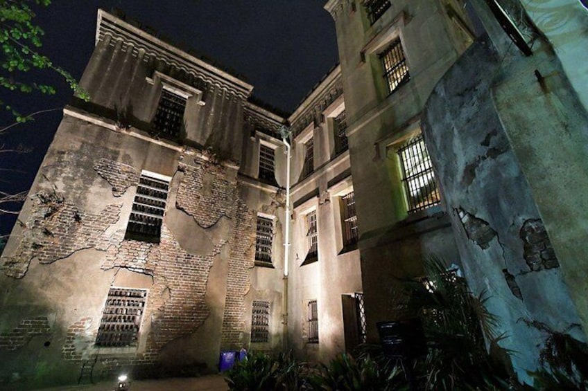 Charleston Haunted Jail Night-Time Walking Tour with Admission to Old City Jail