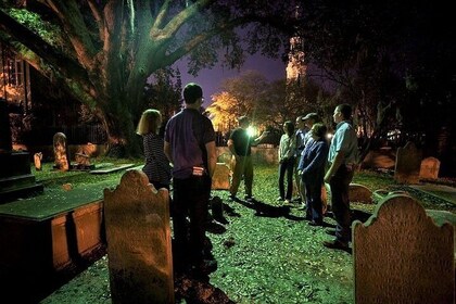 Visita guiada nocturna a pie por el fantasma y el cementerio de Charleston