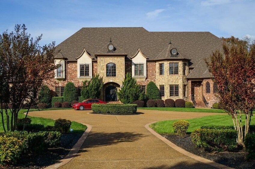 Grand mansions and manicured lawns house Nashville's biggest stars.
