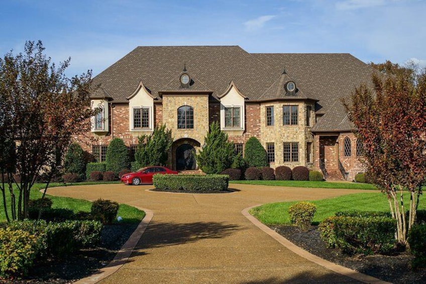 Grand mansions and manicured lawns house Nashville's biggest stars.