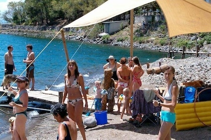 アンティグア島のアティトラン湖家族楽しい日