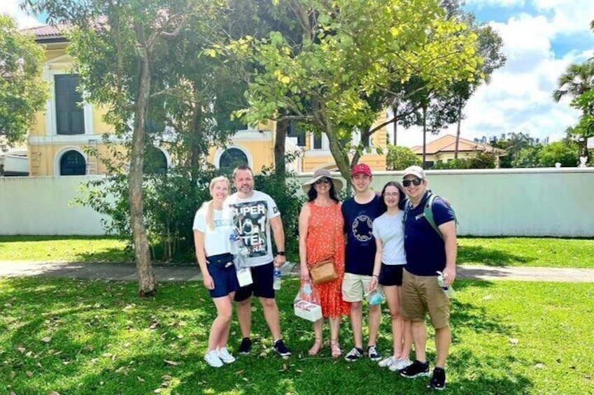 Great afternoon with our guests from the United Kingdom & Australia as we’re here at the park in the Malay Quarter where Kampong Glam got its name.