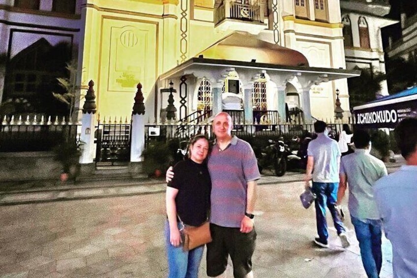 Fun evening of great conversations with our guests from Israel, and here we are at the Malay Quarter of Kampong Glam where the Grand Sultan Mosque stands.