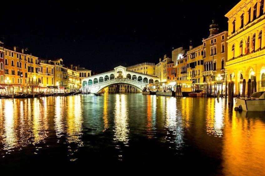 Venice Evening Walking Tour: Food and Ghost Stories