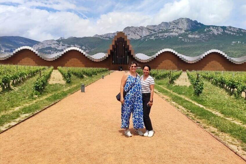 Transport to la rioja, with two wine cellar visits, and tour of La Guardia.