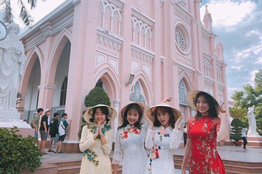 Jujin from Korean, choose a red and yellow Aodai for her trip to Vietnam.