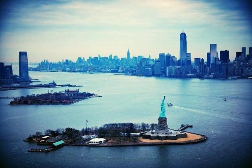 60 min Sightseeing Cruise on a Yacht to View The Statue of Liberty